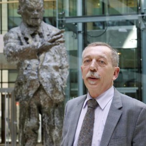 Willy Brandt schaut ihm über die Schulter: Eberhard Ruoff, seit einer Woche Chef der Sachsenhäuser SPD, arbeitet derzeit noch in Berlin, wird aber bald nach Frankfurt zurückkehren.